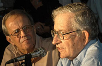 PRESENTAN LIBRO DE CHOMSKY EN LA HABANA: "AZNAR PREFIRIÓ LUSTRAR LAS BOTAS DE BUSH"